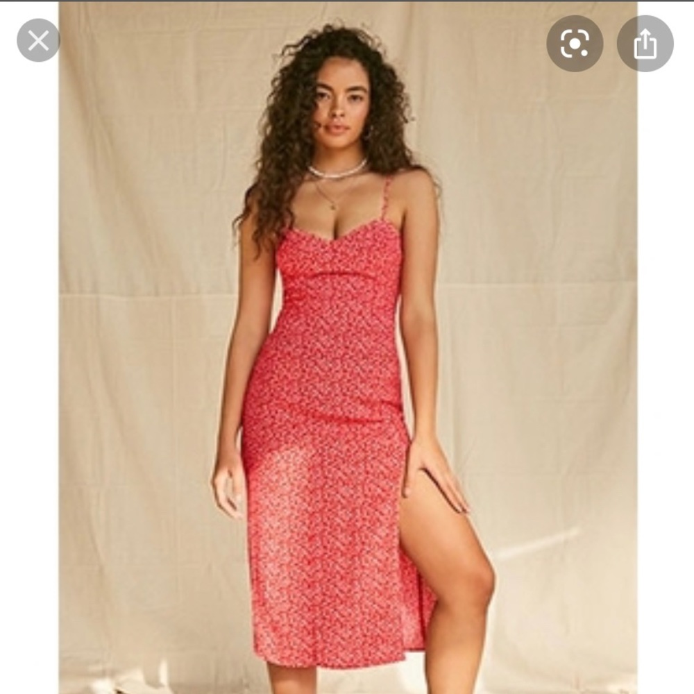 ISOOOOO red (or other colors) floral midi dress